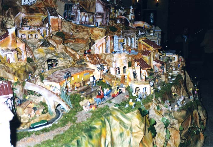 04 l'antico borgo - in basso la ferrovia